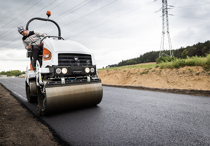 BOBCAT LANCE DE NOUVELLES BALAYEUSES À GODET COLLECTEUR
